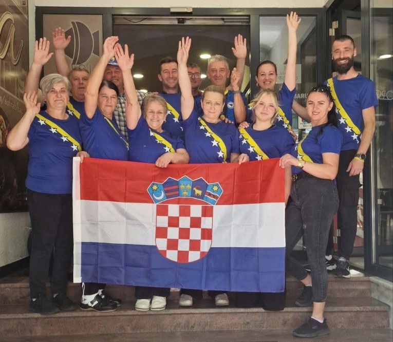 FOTO Ugostitelji iz Bihaća podigli hrvatsku zastavu i podržali Vatrene