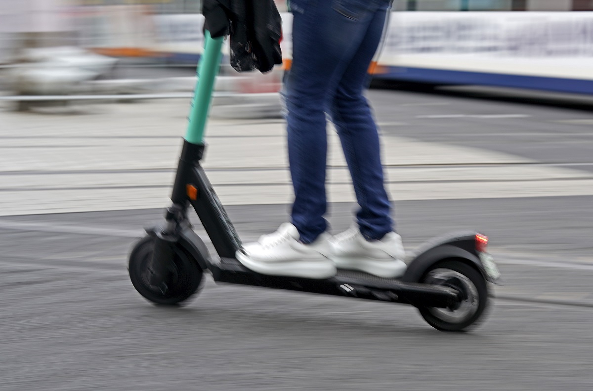 Muškarac kod Pariza vozio električni romobil po autocesti pa poginuo