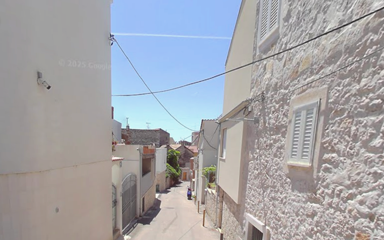 Psi u Šibeniku napali ženu i njenog psa, završila u bolnici