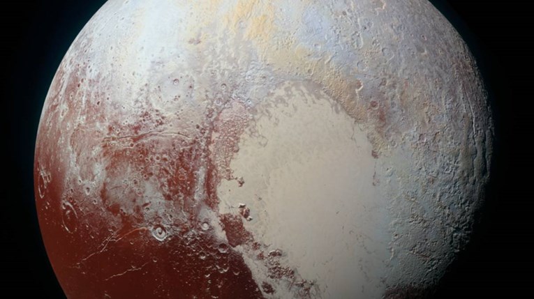 Pluton je prekriven crvenim mrljama, no još uvijek ne znamo točno što su one
