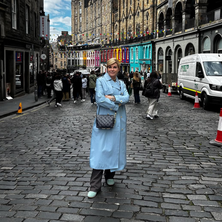 Kolinda objavila fotografije iz Edinburgha i privukla pažnju svijetloplavim kaputom