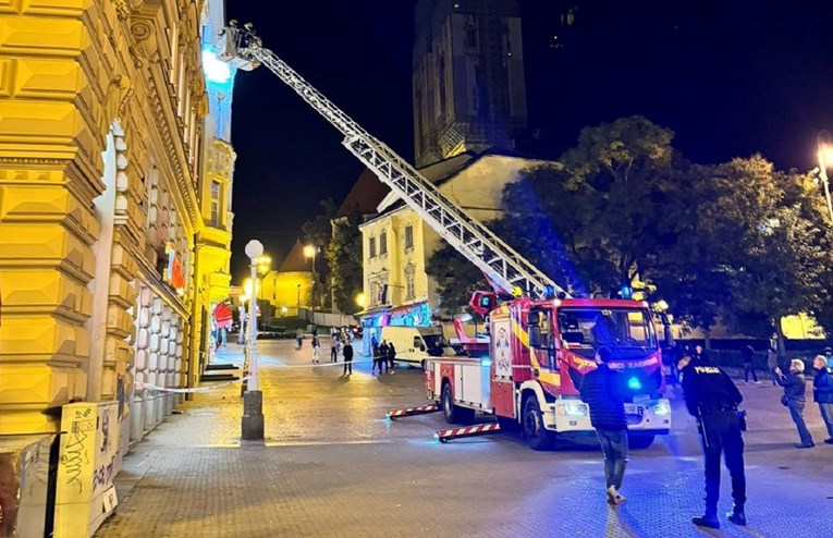 Odlomio se dio pročelja na Trgu u Zagrebu, na terenu vatrogasci