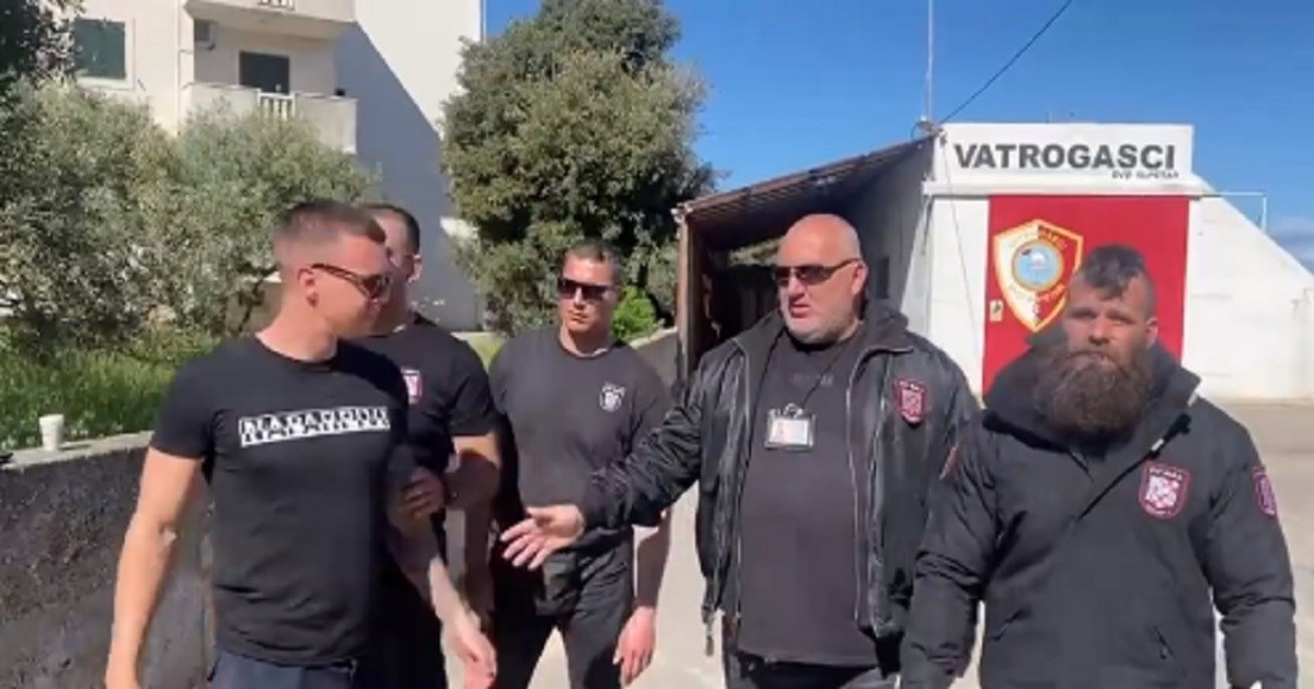 VIDEO Gradonačelnica Supetra objavila snimku, ljudi u crnom blokirali ulaz u DVD