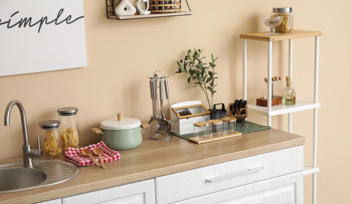 Kako u trenu urediti kuhinju? Mali trikovi koji čine veliku razliku