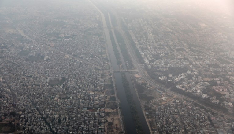 New Delhi zbog zagađenja zraka opet zatvorio škole. Sve više djece u bolnicama