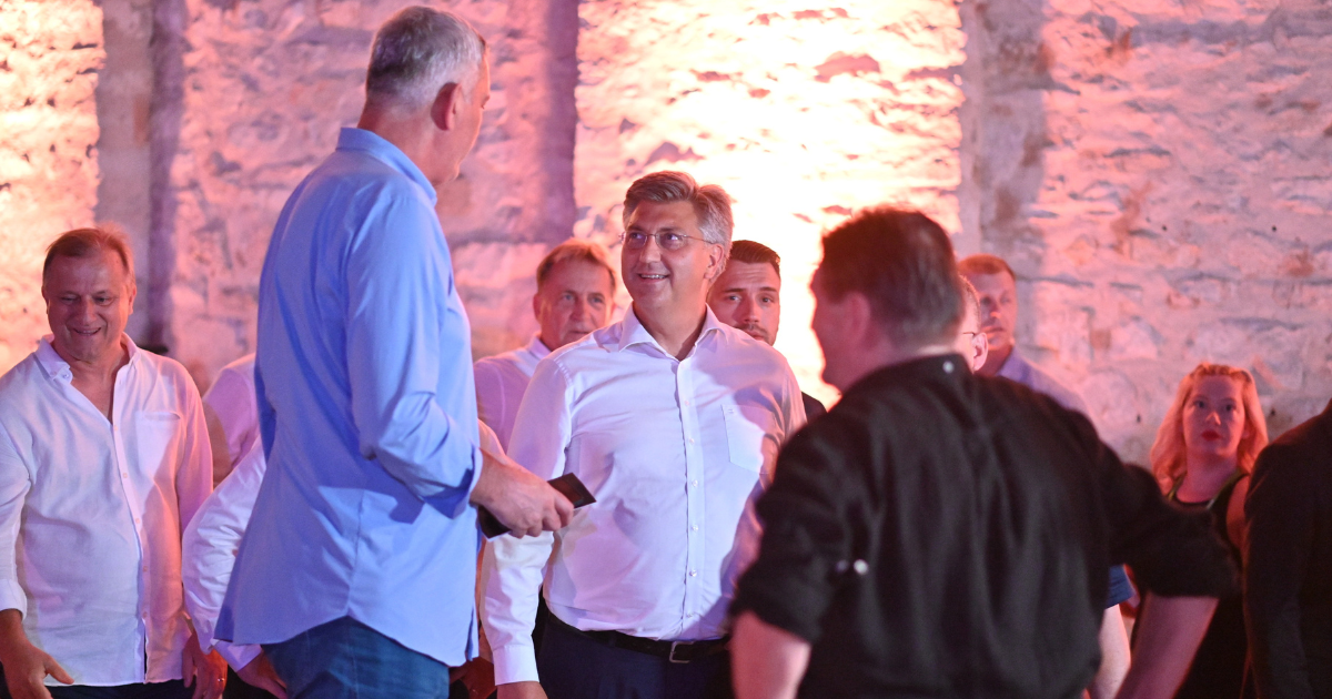 Andrej Plenković snimljen u Zadru na koncertu posvećenom Tomislavu Ivčiću