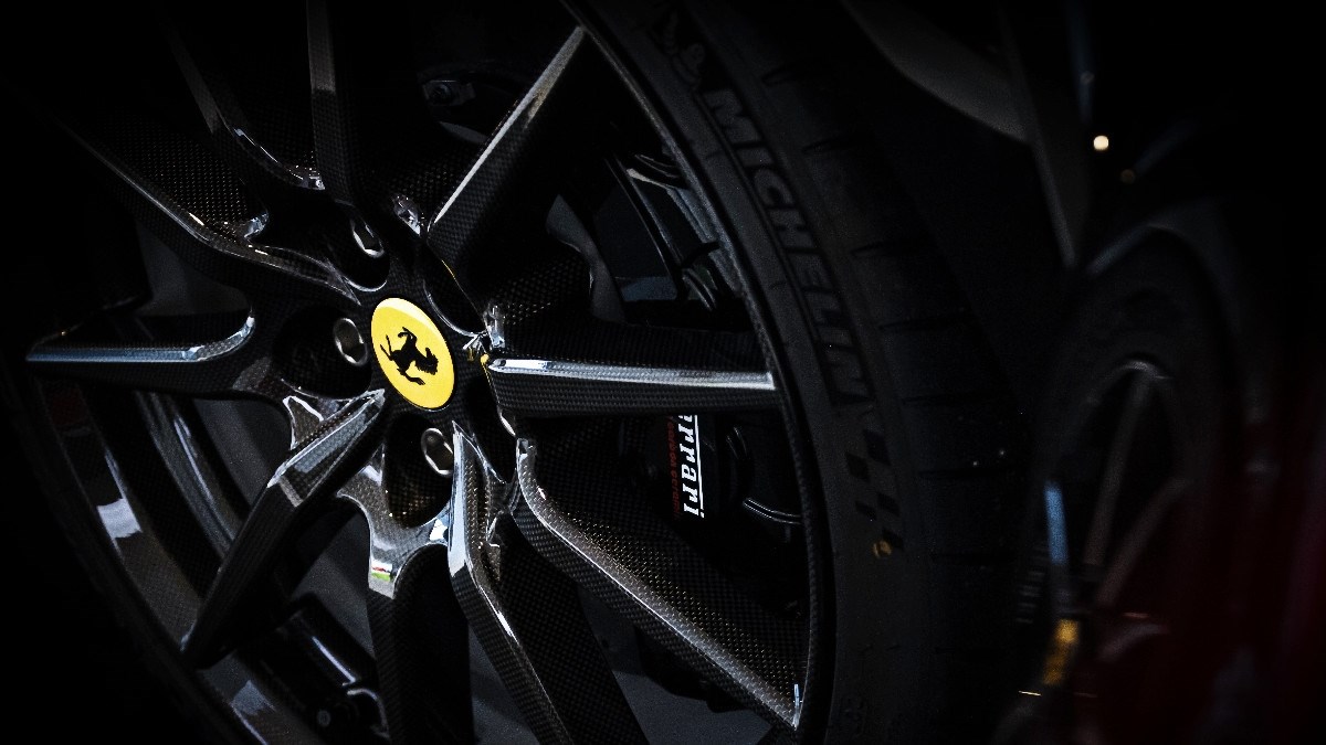 Poznato koliko će najmanje koštati prvi električni Ferrari