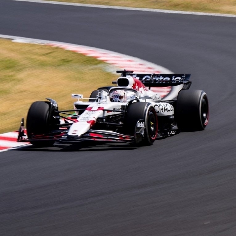 Verstappen uzeo pole position u Japanu. Prate ga McLareni, Hamilton tek osmi