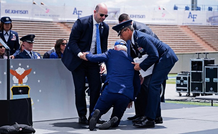 Bijela kuća kaže da je Biden dobro nakon što je opet pao u javnosti