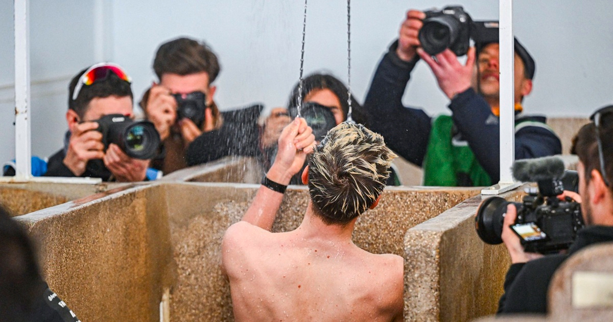 Pogačar otišao pod tuš, okružili ga fotografi. Fotografije se šire društvenim mrežama