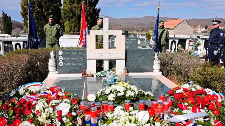 Božinović položio vijenac na grob Josipa Jovića, prve žrtve Domovinskog rata