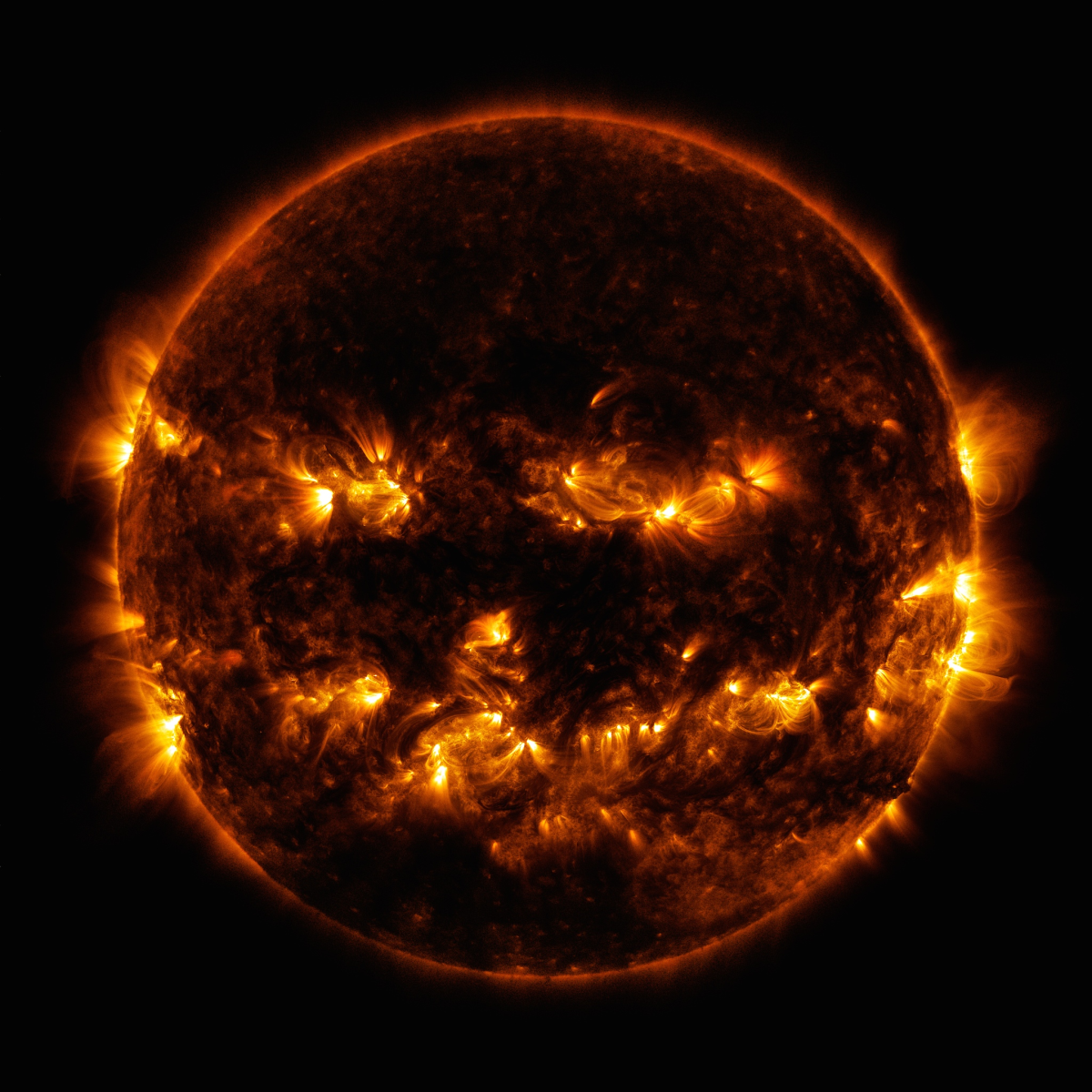 NASA objavila sablasnu fotografiju Sunca, uočavate li lik iz Noći vještica?