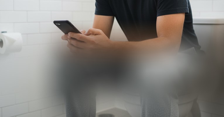Istraživanje: Ako ste na mobitelu dok ste na WC-u povećavate rizik od hemoroida
