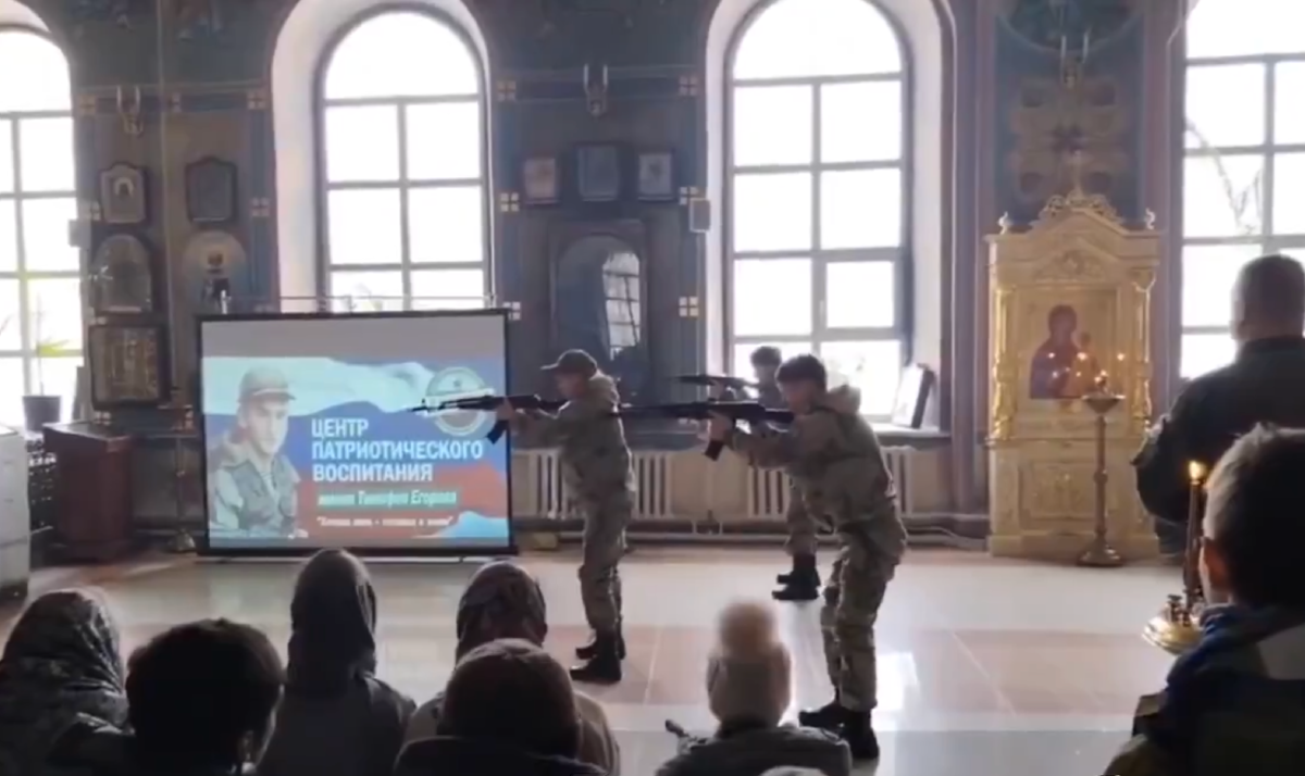VIDEO Ovo je Putinova Rusija. Uniformirani tinejdžeri u crkvi s puškama