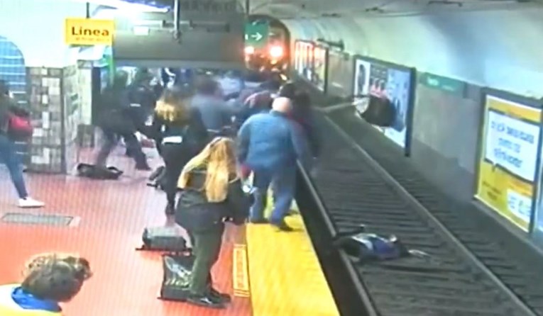 VIDEO Onesvijestio se i zamalo ubio ženu ispred sebe, vlak je jedva uspio stati