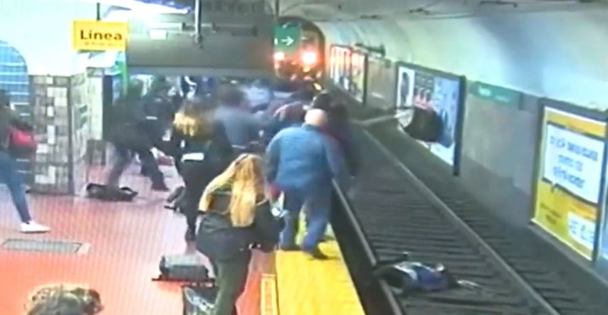 VIDEO Onesvijestio se i zamalo ubio ženu ispred sebe, vlak je jedva uspio stati