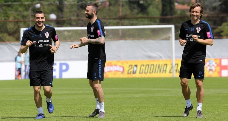 HNS oduševio slikom Brozovića, Modrića i Kovačića: "Doktori nogometa"