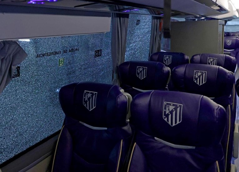 Navijači Barcelone opet razbili Atleticov autobus