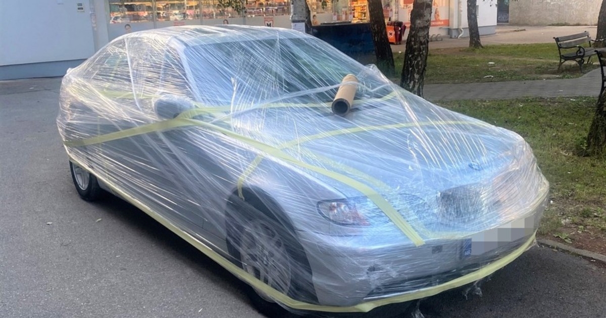 FOTO Tip parkirao BMW usred parka u Zagrebu, ljudi mu omotali automobil folijom