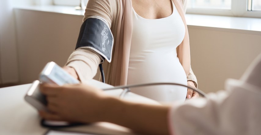 Preeklampsija je opasno stanje u trudnoći koje može biti kobno. Evo koji su simptomi
