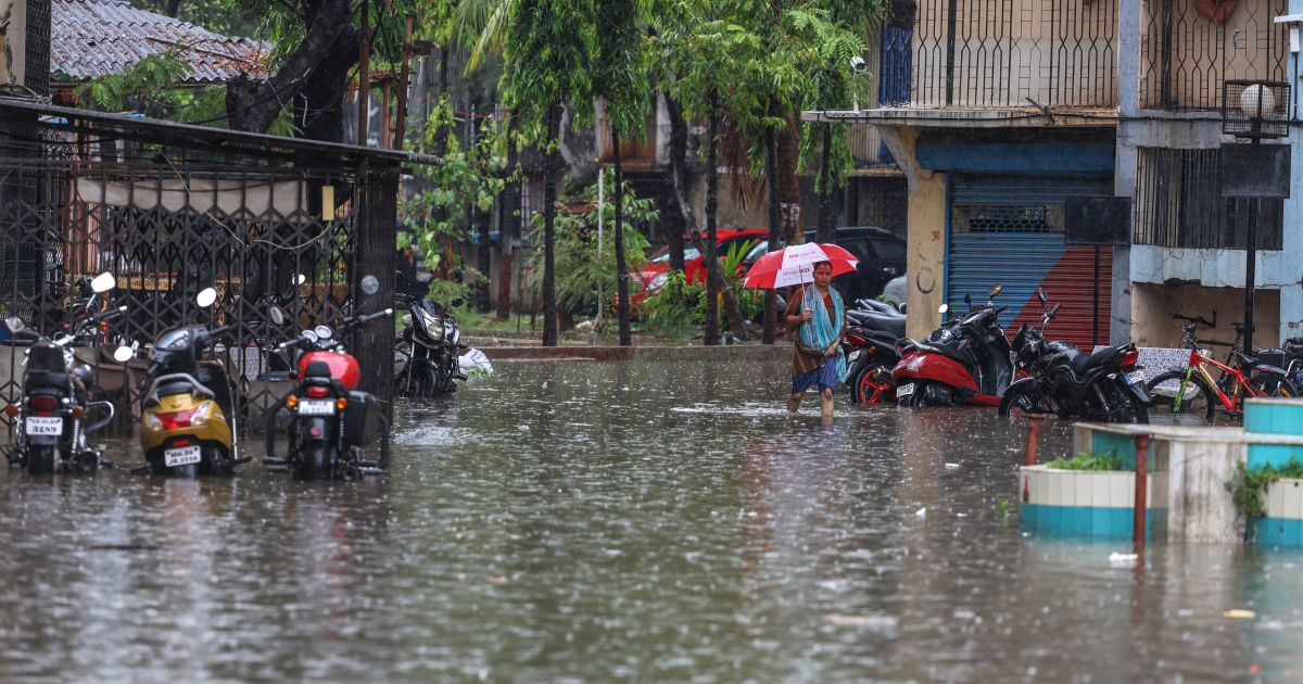 Obilne kiše u Mumbaiju srušile zgrade. Poginula žena i petero djece