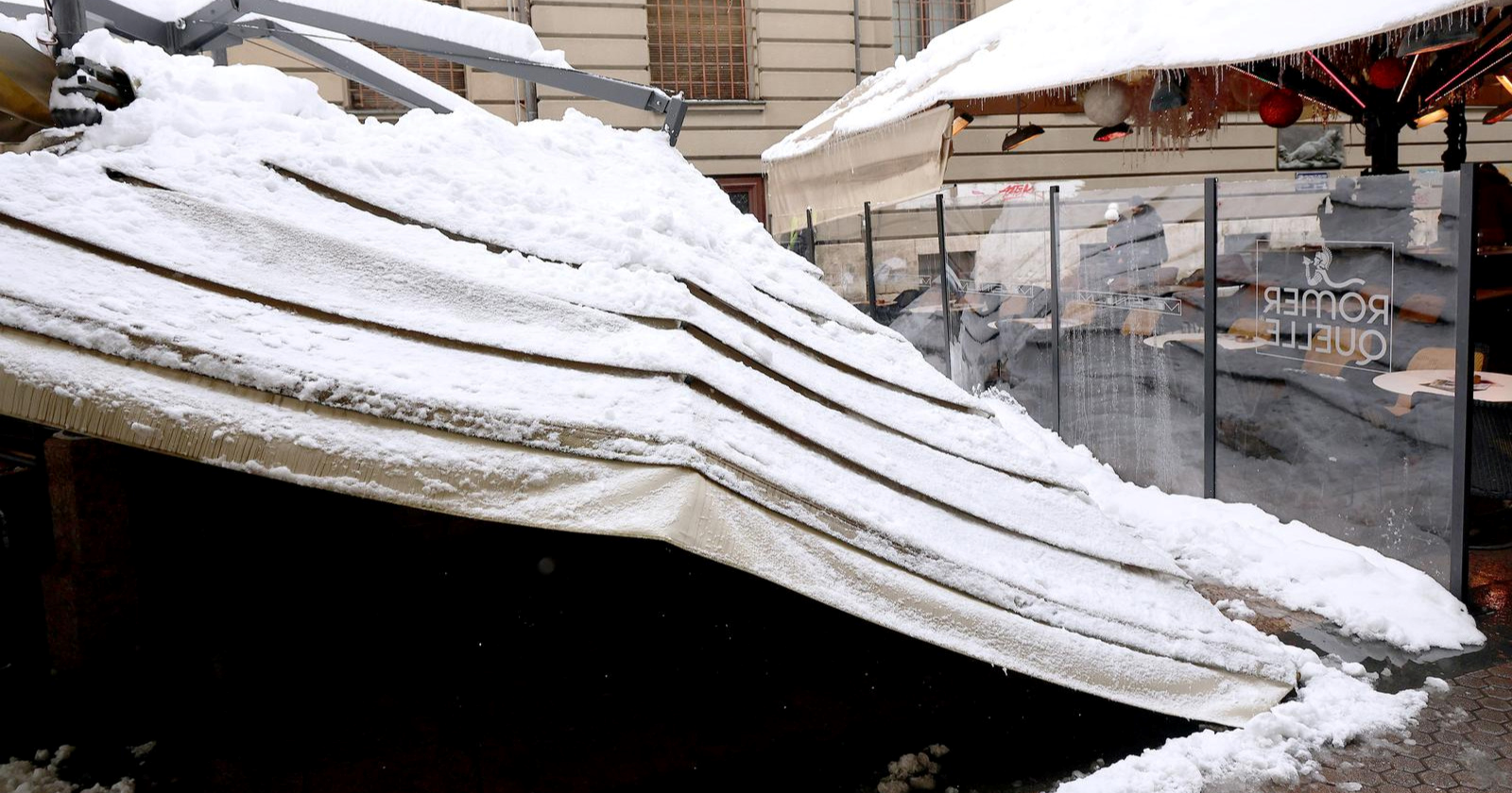 FOTO Pod teretom snijega urušila se tenda kafića u Bogovićevoj