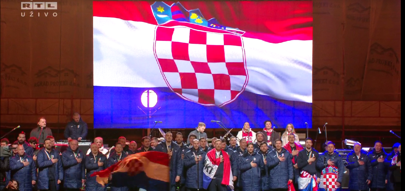 Rukometaši i stručni stožer izašli na pozornicu, nastala ludnica