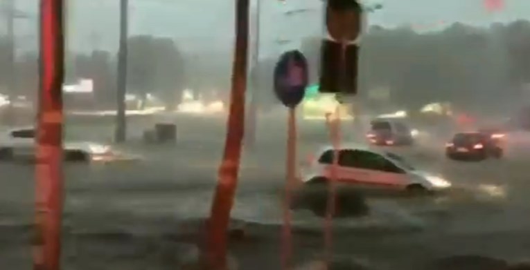 Totalni potop u Beogradu, pogledajte snimke. Plivali ljudi, auti, kontejneri...