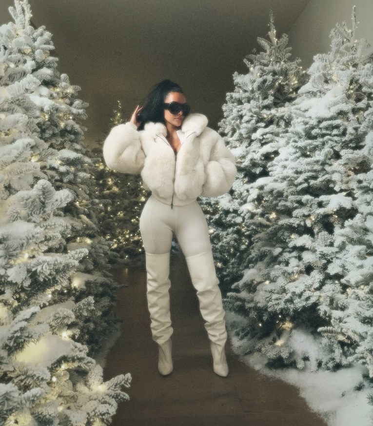 Kim K. ima božićna drvca od 10K dolara u svojoj vili, ljudi: "Izgleda kao skladište"