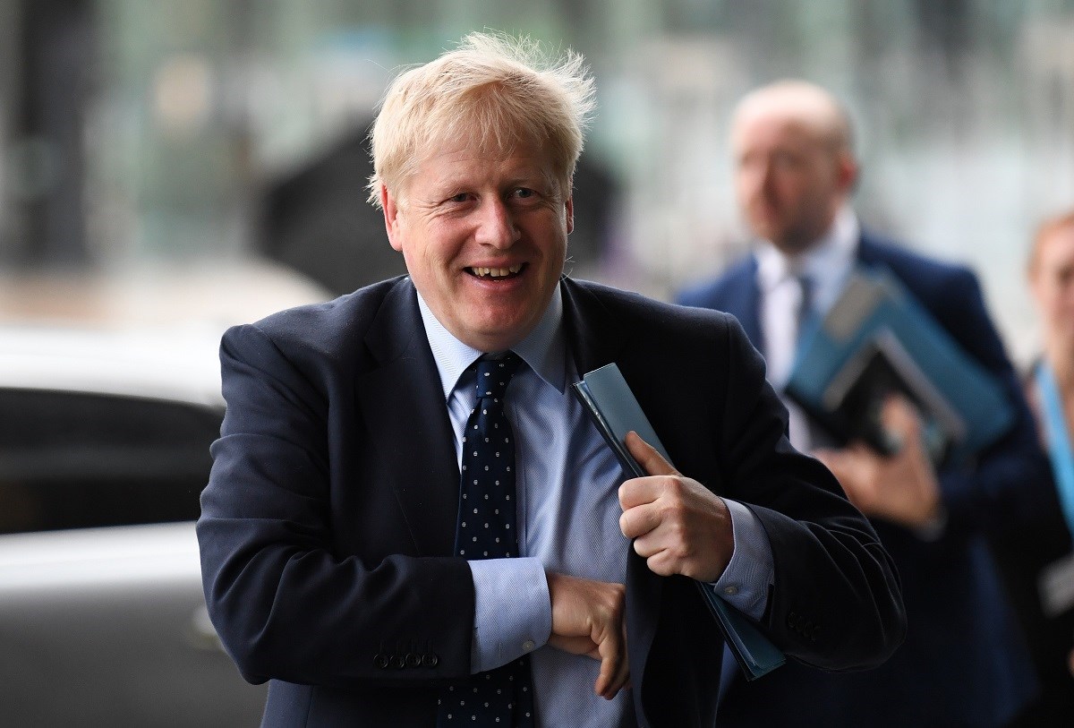 Boris Johnson razmatra ukidanje godišnje pristojbe za BBC