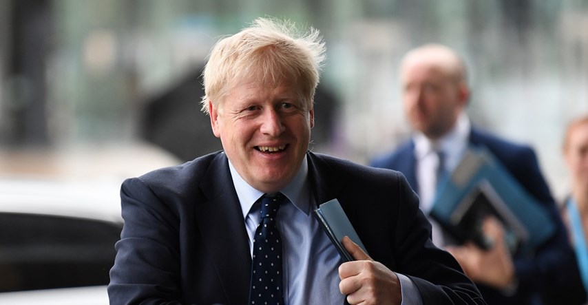 Boris Johnson razmatra ukidanje godišnje pristojbe za BBC