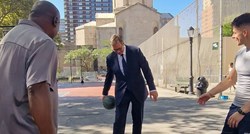 Aleksandar Vučić u odijelu igrao košarku u New Yorku