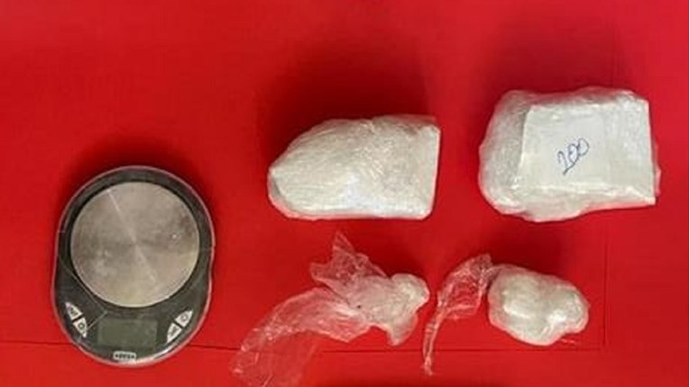 Kod zadarskog dilera (38) pronađeni kokain, digitalna vaga i pištolj