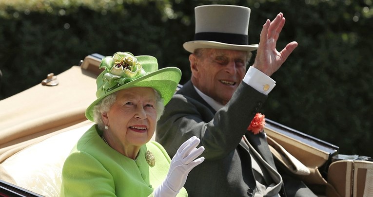 Na dan sahrane princa Philipa kraljica podijelila do sad neviđenu fotografiju