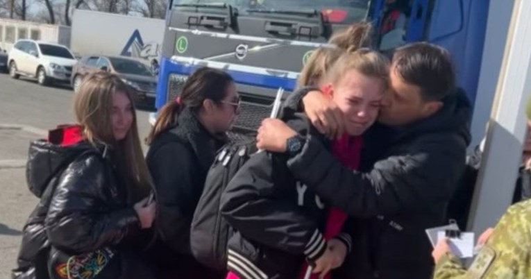 VIDEO Emotivni rastanak ukrajinske tenisačice s roditeljima koje ostavlja u ratu