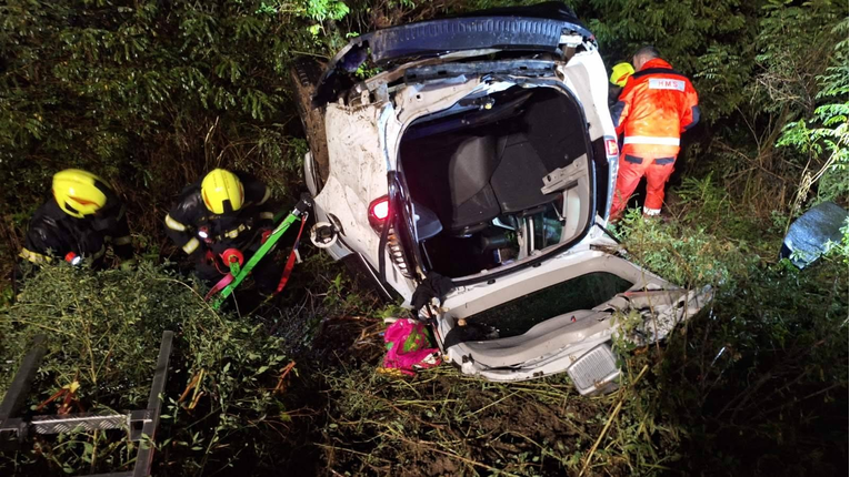 FOTO Auto sletio s ceste u Slavoniji i prevrnuo se na krov, intervenirali vatrogasci