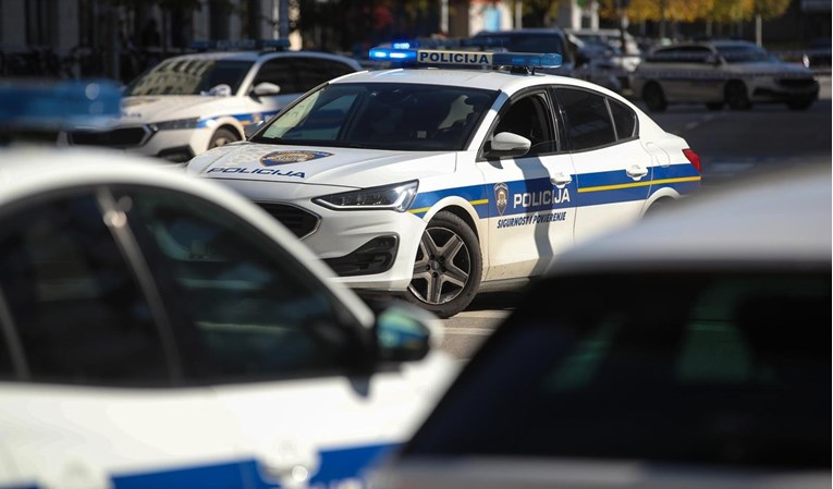 Pljačka u trgovačkom centru u Dubravi. Prijetio pištoljem pa ukrao zlato