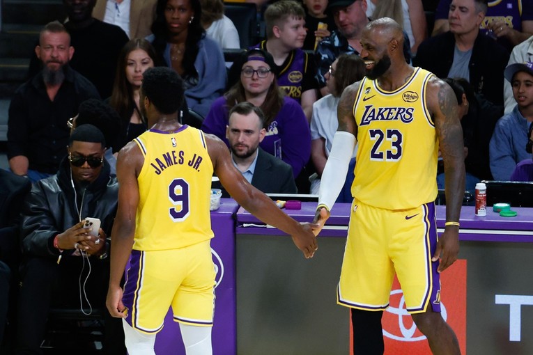 LeBron James asistirao Bronnyju za alley-oop oca i sina. Pogledajte akciju
