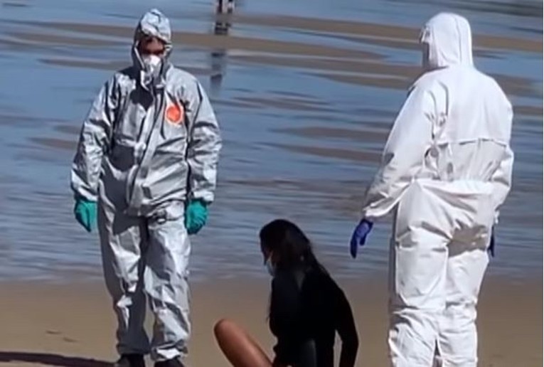 Žena surfala zaražena koronavirusom, policija po nju došla u zaštitnim odijelima