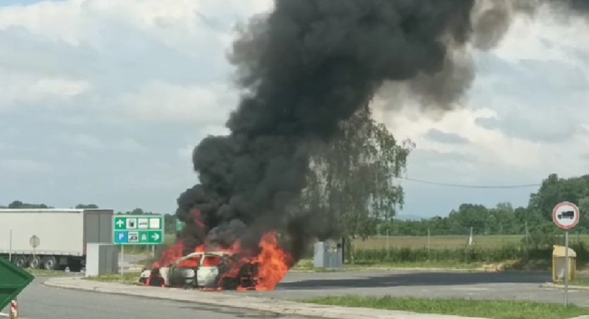 Zapalio se auto na odmorištu kod Nove Gradiške, izgorio za 10 minuta