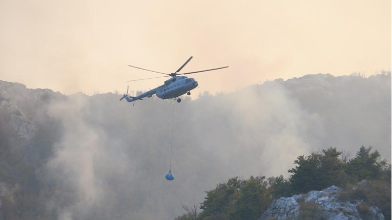 Helikopter na vrh Biokova dostavio opremu za gašenje požara