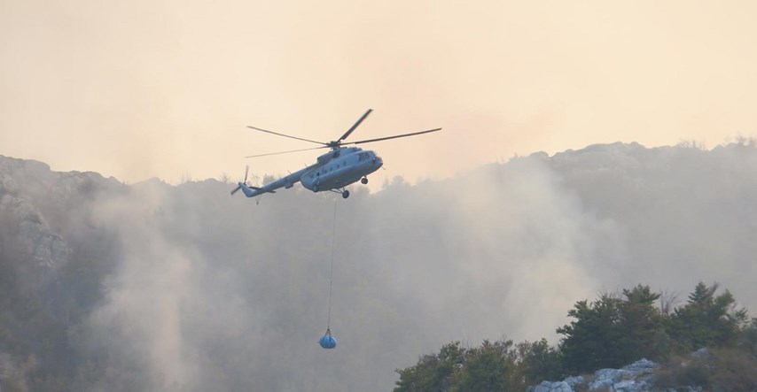 Helikopter na vrh Biokova dostavio opremu za gašenje požara
