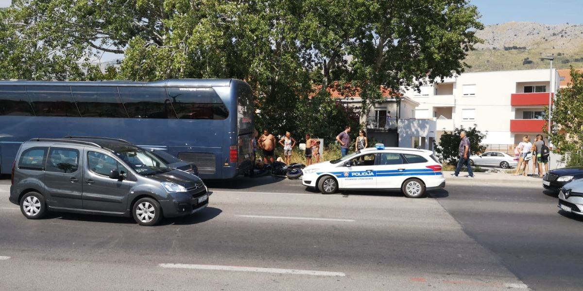 Nesreća kod Splita, sudarili se autobus i motor