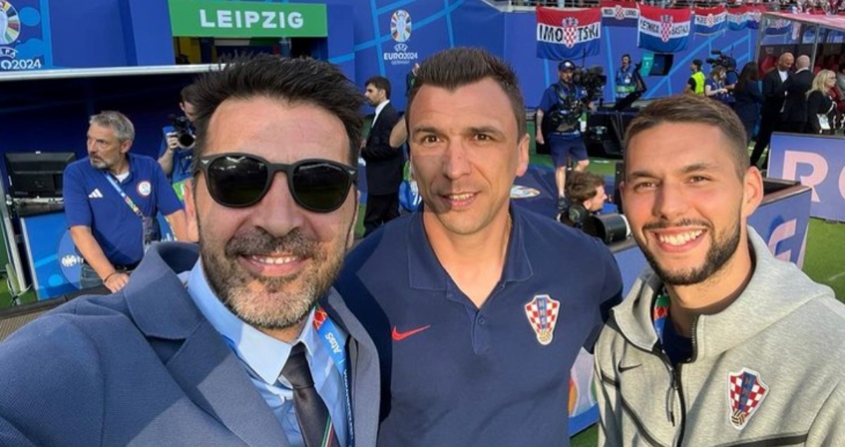 Buffon na terenu ugledao Mandžukića i Pjacu i odmah uzeo mobitel