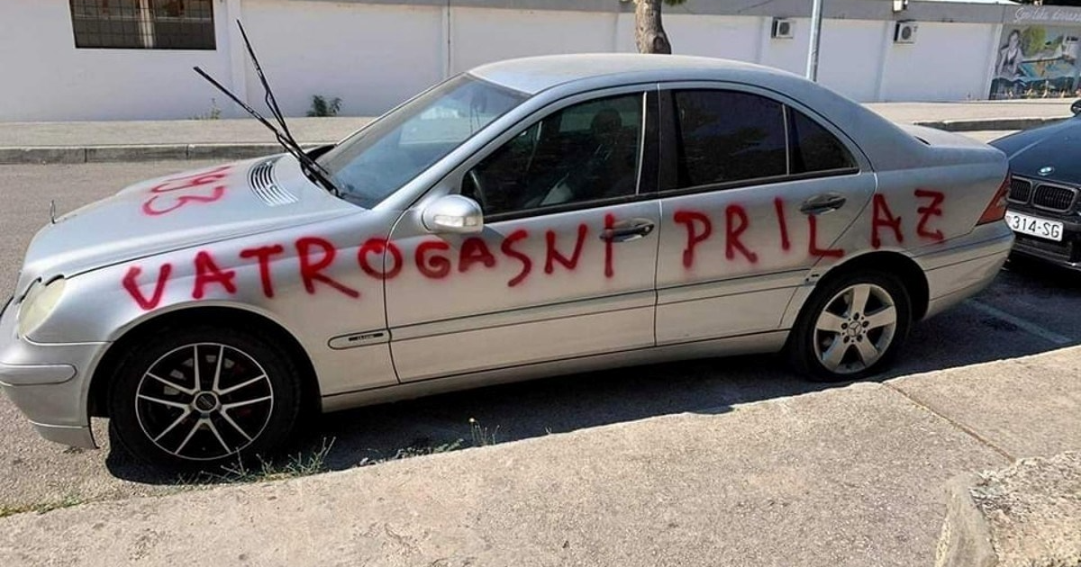 Mercedesom blokirao vatrogasni prilaz u Trogiru, crvenim sprejom mu išarali auto