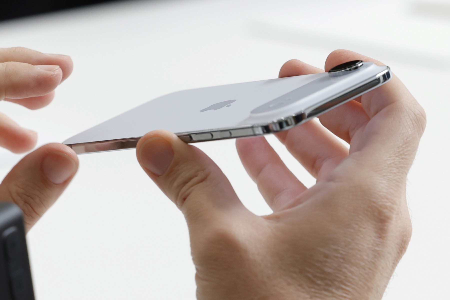 iPhone Air impresionira izdržljivošću i gotovo parira iPhoneu 17 Pro
