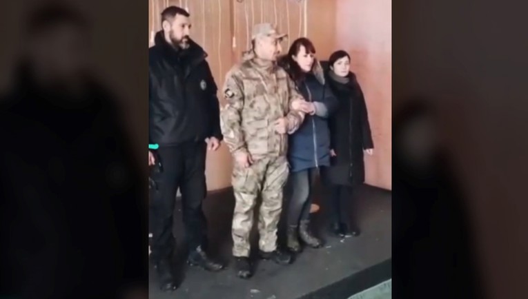 "Ljubav uvijek pobjeđuje": Vjenčali se u skloništu u opkoljenom Mariupolju