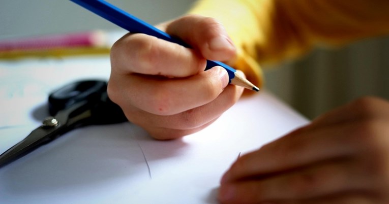 Zašto djeca ponekad pišu slova naopako? Ne brinite, to je normalna razvojna faza