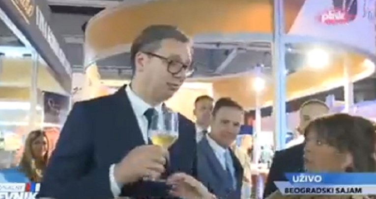 VIDEO Vučić pio vino i brbljao na sajmu, suradnica mu pokušala uzeti čašu. Nije dao