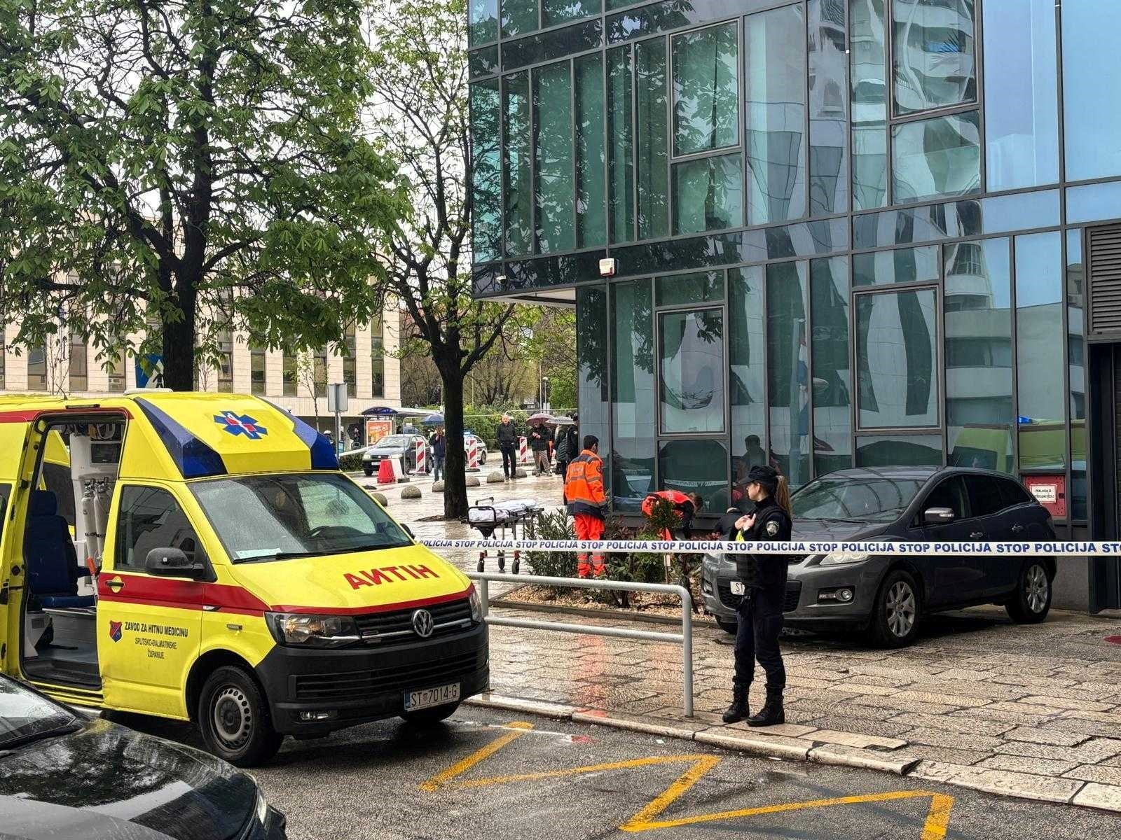 Od očevidaca se saznaje da je razbojnik navodno uzeo zaštitara za taoca te je pokušao pobjeći